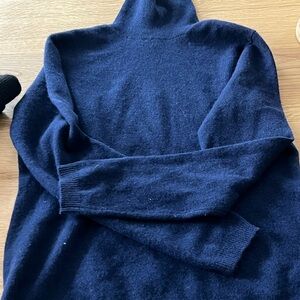 Neiman Marcus Navy Blue Cashmere Knit turtleneck sweater